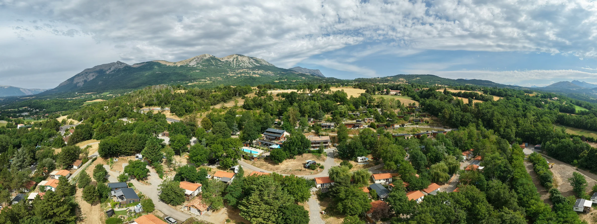 Panorama aérien sur les montagnes des Hautes-Alpes