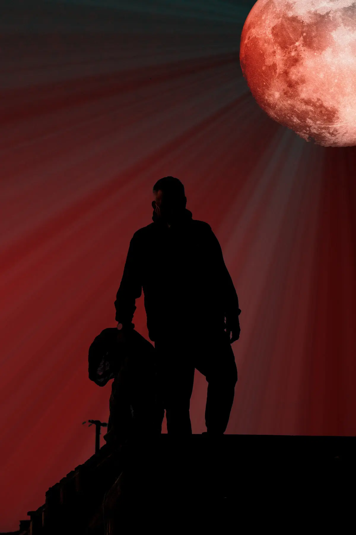 Silhouette à contre-jour sur fond rouge
