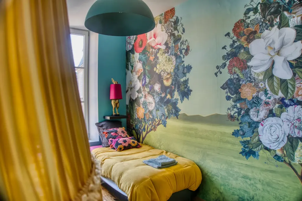 Chambre à deux lits, mur peint d’une fresque florale