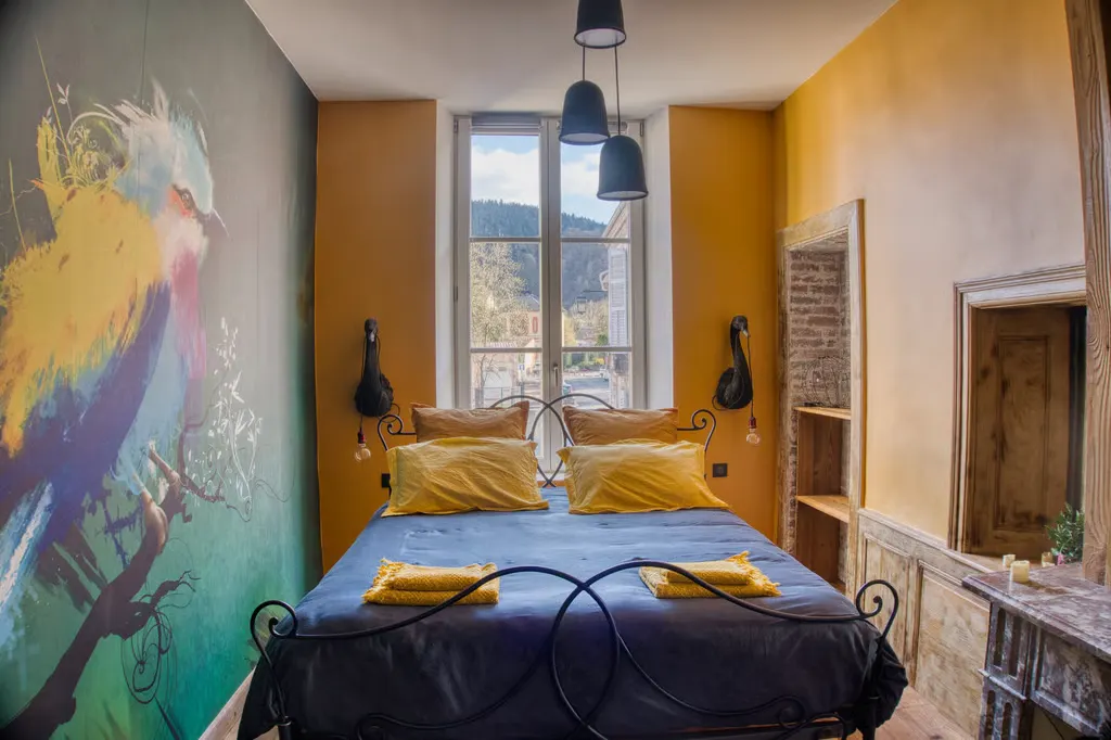Chambre à la fresque d’oiseau, lit en fer forgé et vue sur la vallée