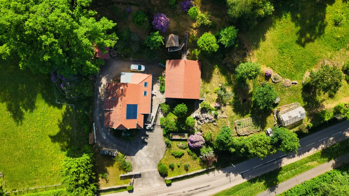 Vue aérienne d’une maison et de son jardin, prise au drone dans les Vosges