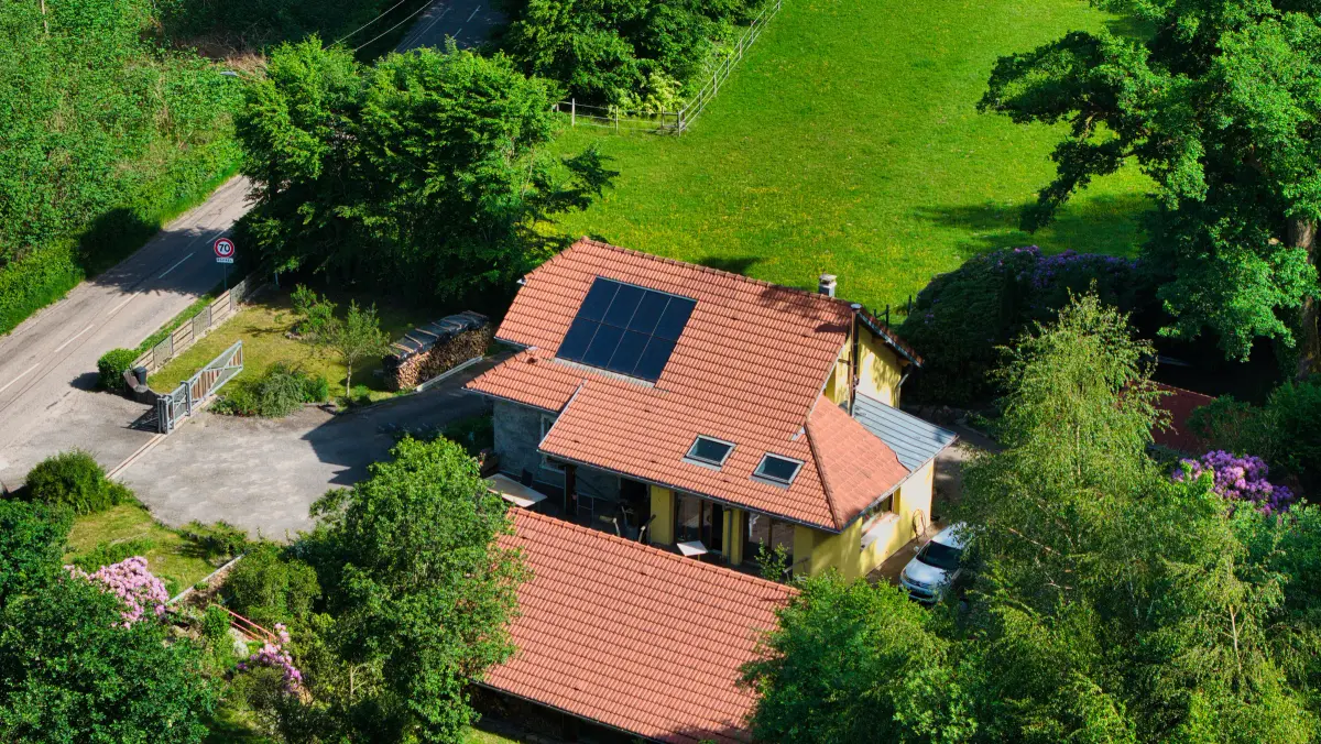 Toiture équipée de panneaux solaires vue du drone, Vosges