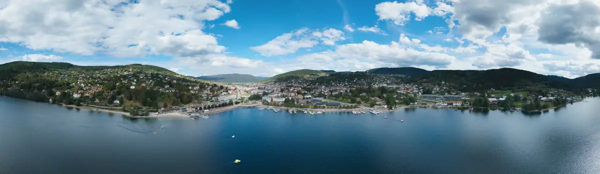 Panorama aérien du lac de Gérardmer et de la ville, entre les crêtes boisées des Vosges