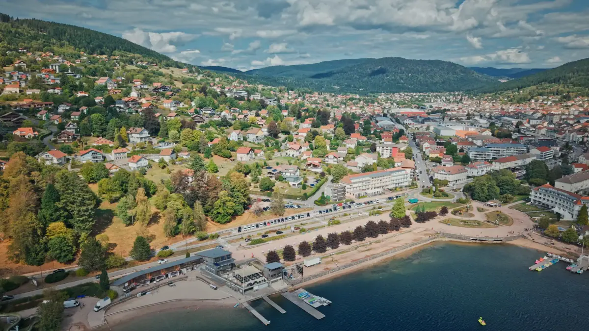 Rive du lac de Gérardmer vue du drone : la plage, le port et les toits de la ville