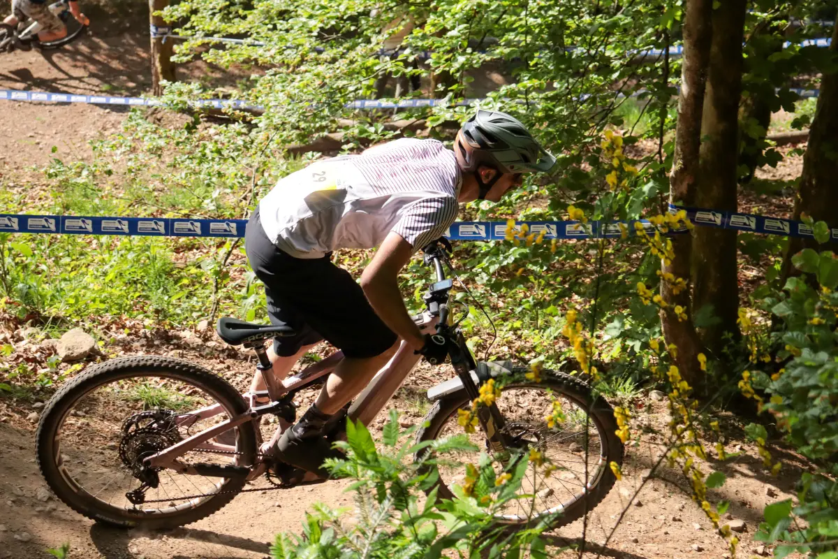 Vététiste en cross-country dans la forêt