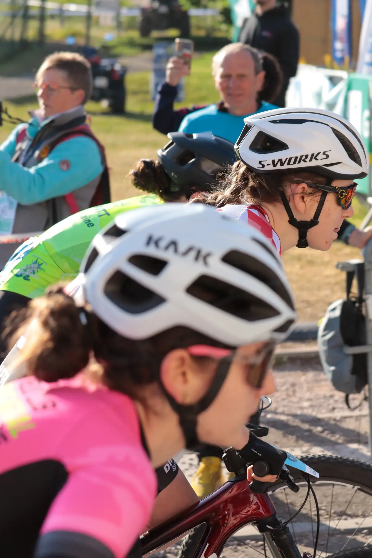 Cyclistes casqués au départ d’une épreuve