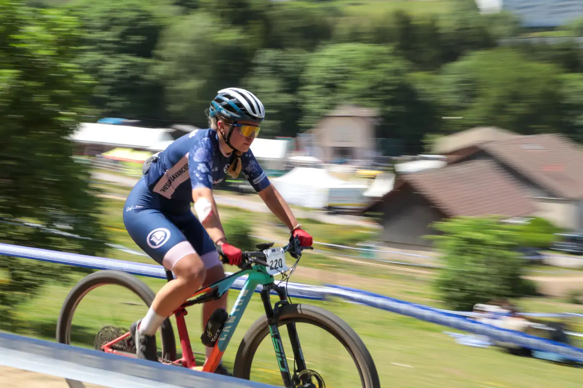 Cycliste en course, saisi en filé