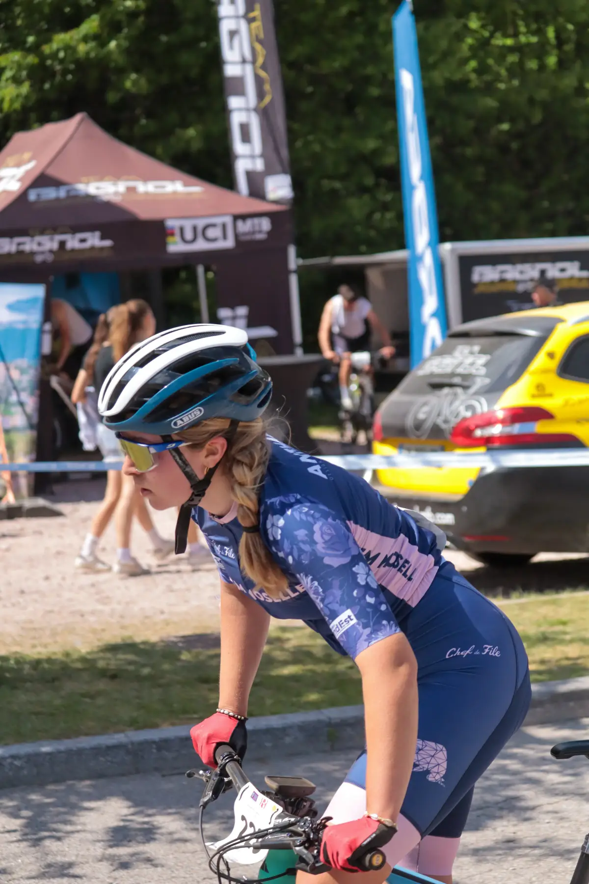 Jeune cycliste en compétition