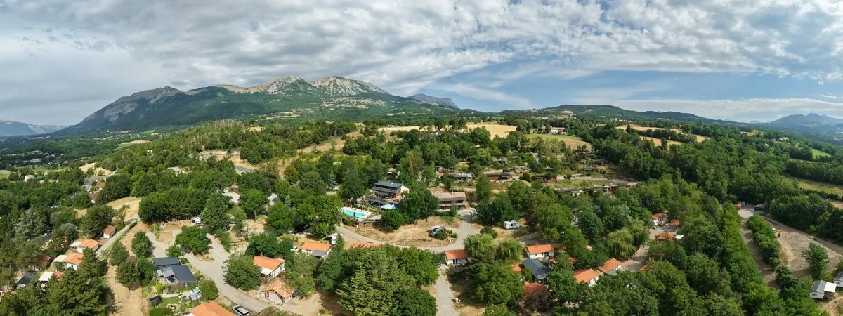 Panorama aérien sur le camping Le Napoléon et les montagnes des Hautes-Alpes
