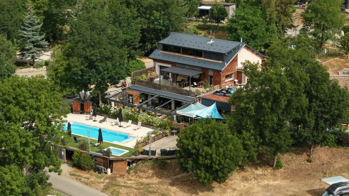 Restaurant et piscine du camping Le Napoléon vus du drone