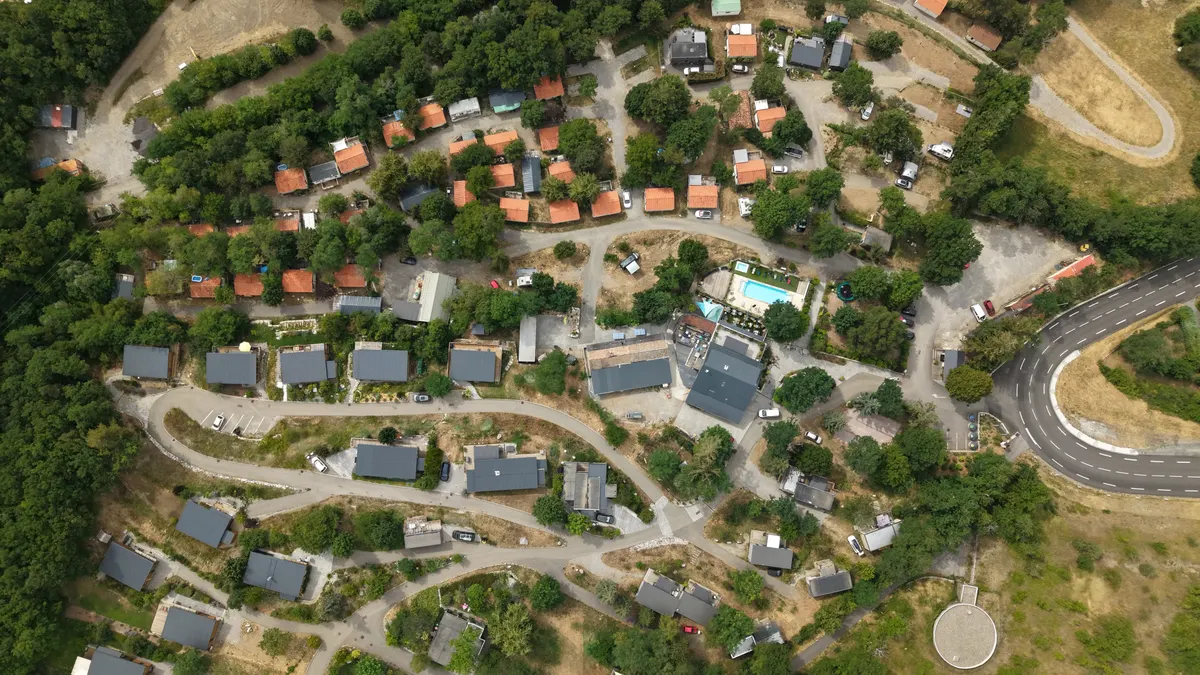 Vue zénithale au drone des emplacements et des allées du camping Le Napoléon