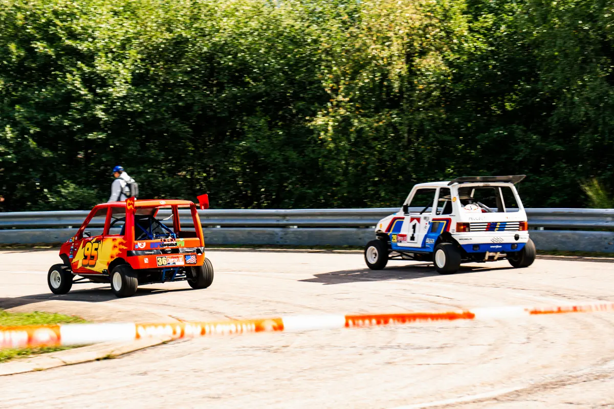 Deux Renault 5 de rallye côte à côte sur un parcours chronométré