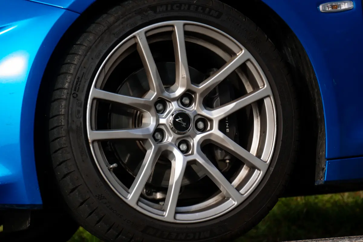 Détail de jante et de pneu Michelin sur une voiture de course bleue