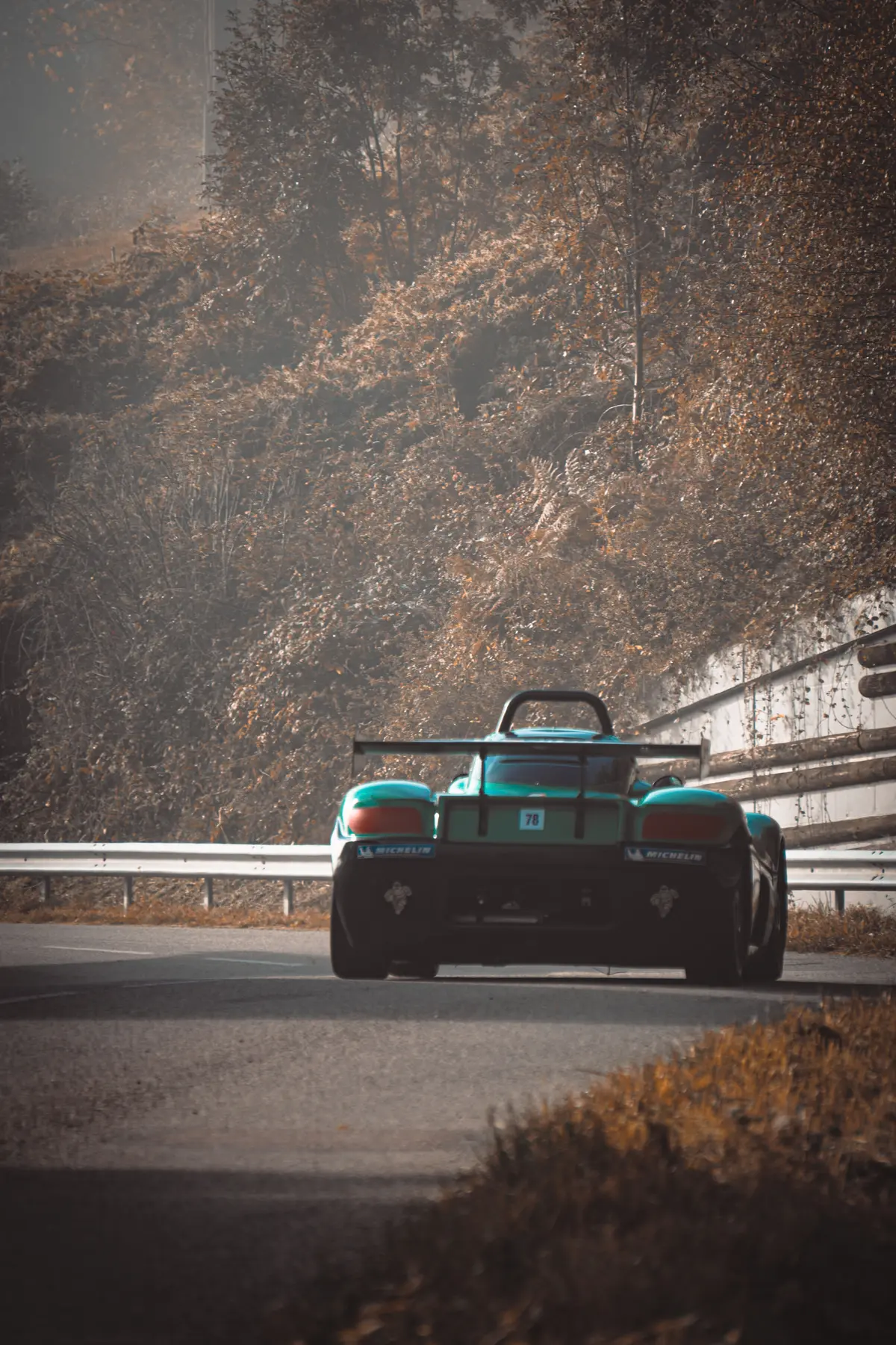 Proto de course vert vu de dos dans une épingle, glissière et falaise
