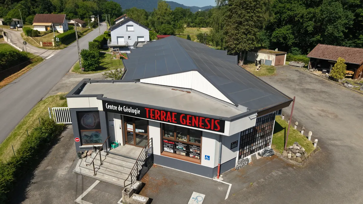 Vue aérienne de la façade du centre de géologie Terrae Genesis, prise au drone