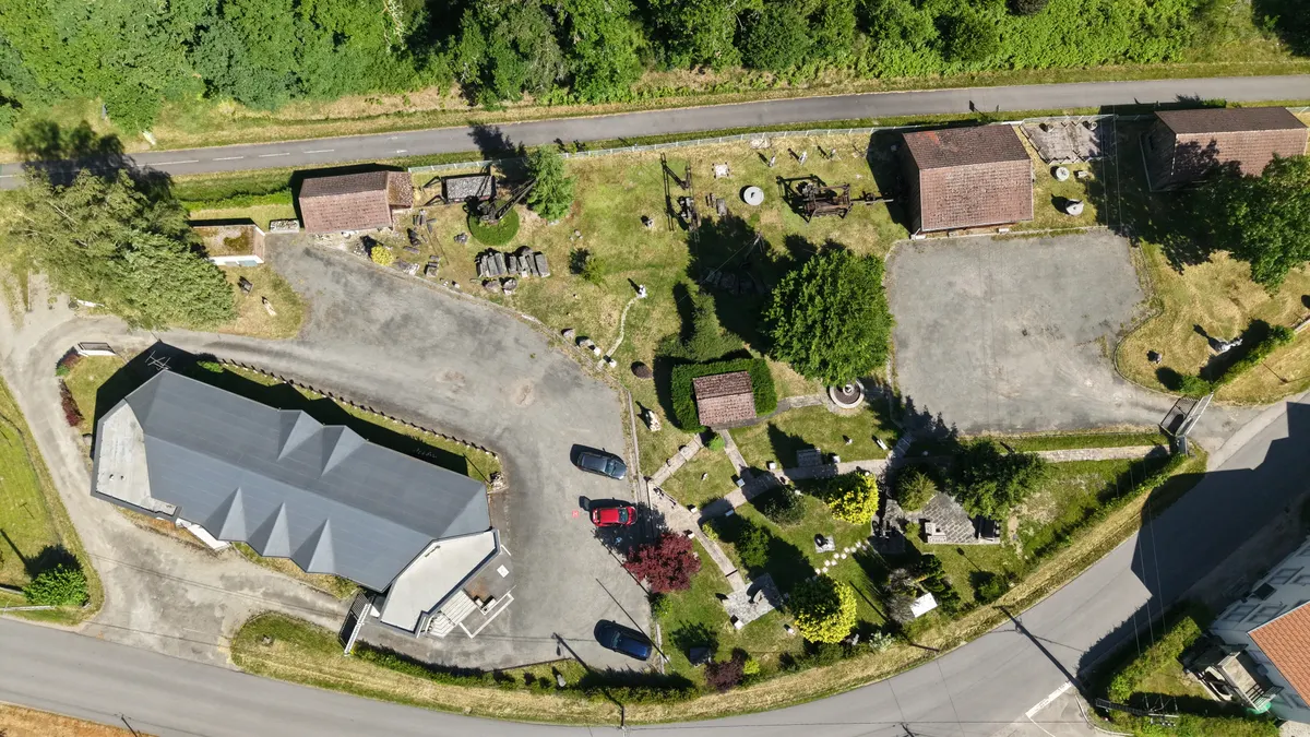 Vue zénithale au drone du site de Terrae Genesis et de son parc minéralogique