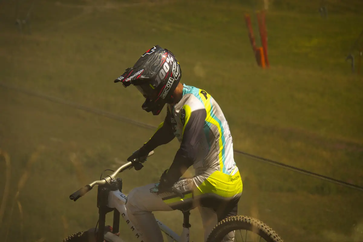 Vététiste en maillot jaune sur une piste de descente