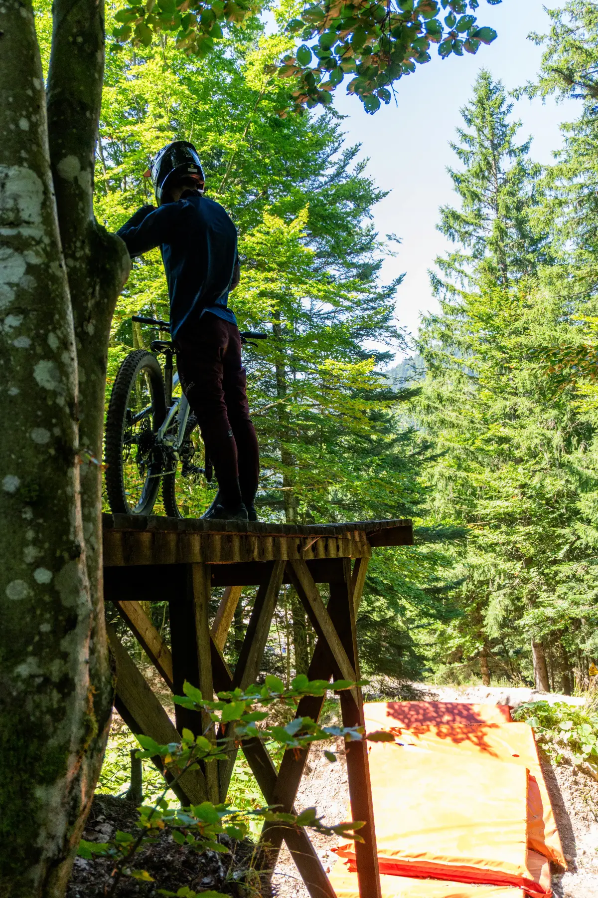 Passage sur passerelle en bois, piste de VTT
