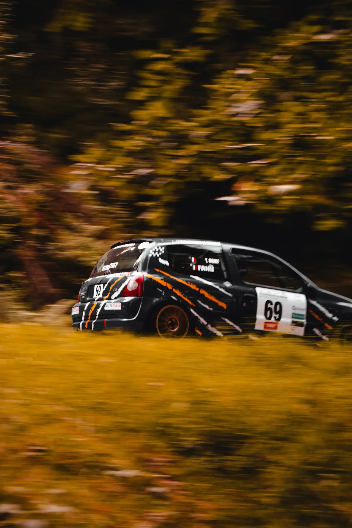 Voiture de rallye numéro 69 en pleine accélération