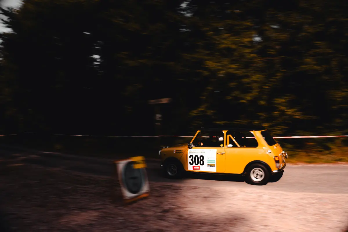 Renault 5 jaune de rallye lancée sur une spéciale