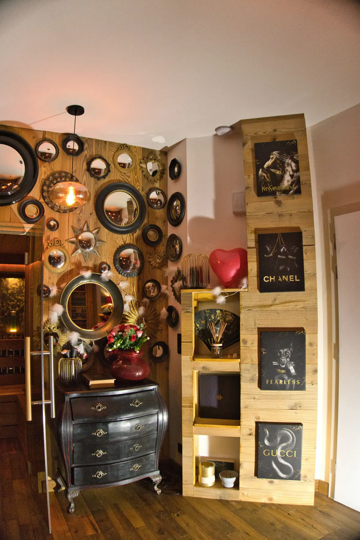 Intérieur décoré de miroirs anciens