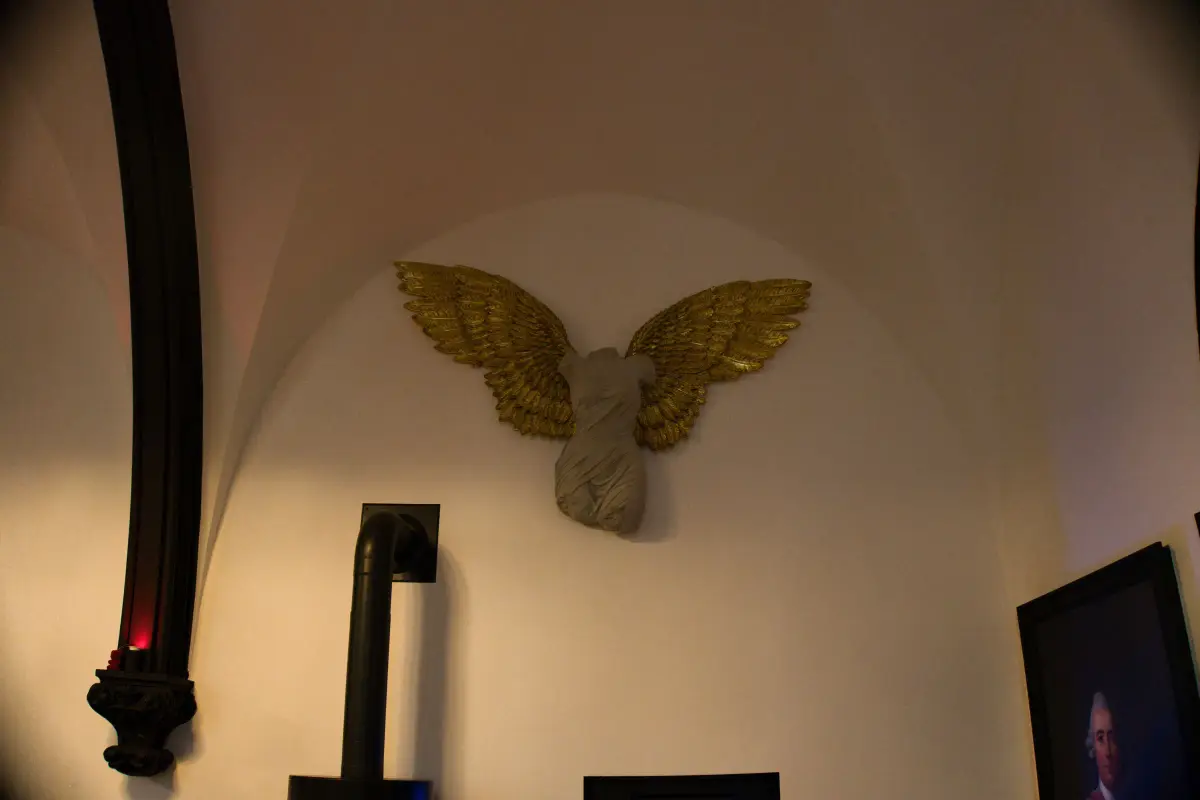 Détail d’un ange doré sculpté