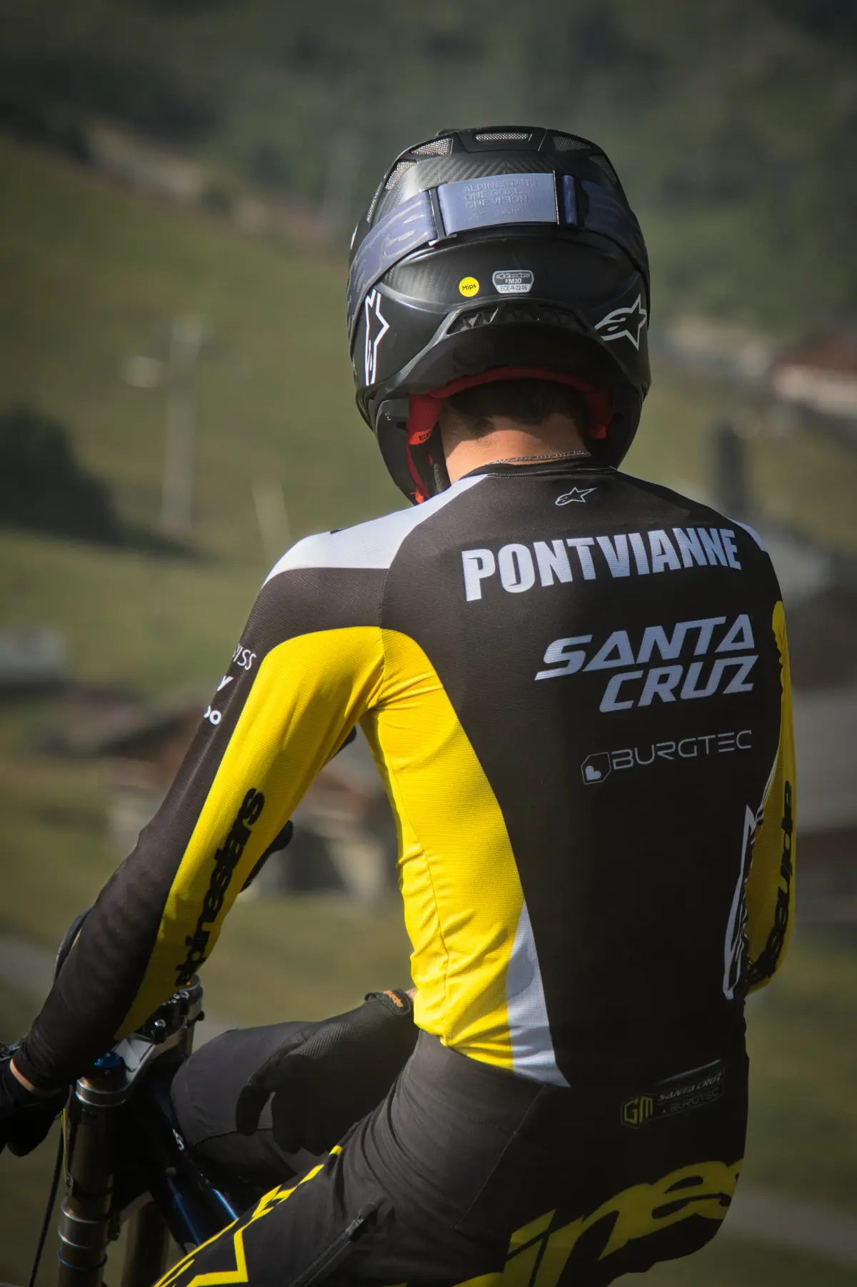 Cycliste de dos, maillot d’équipe
