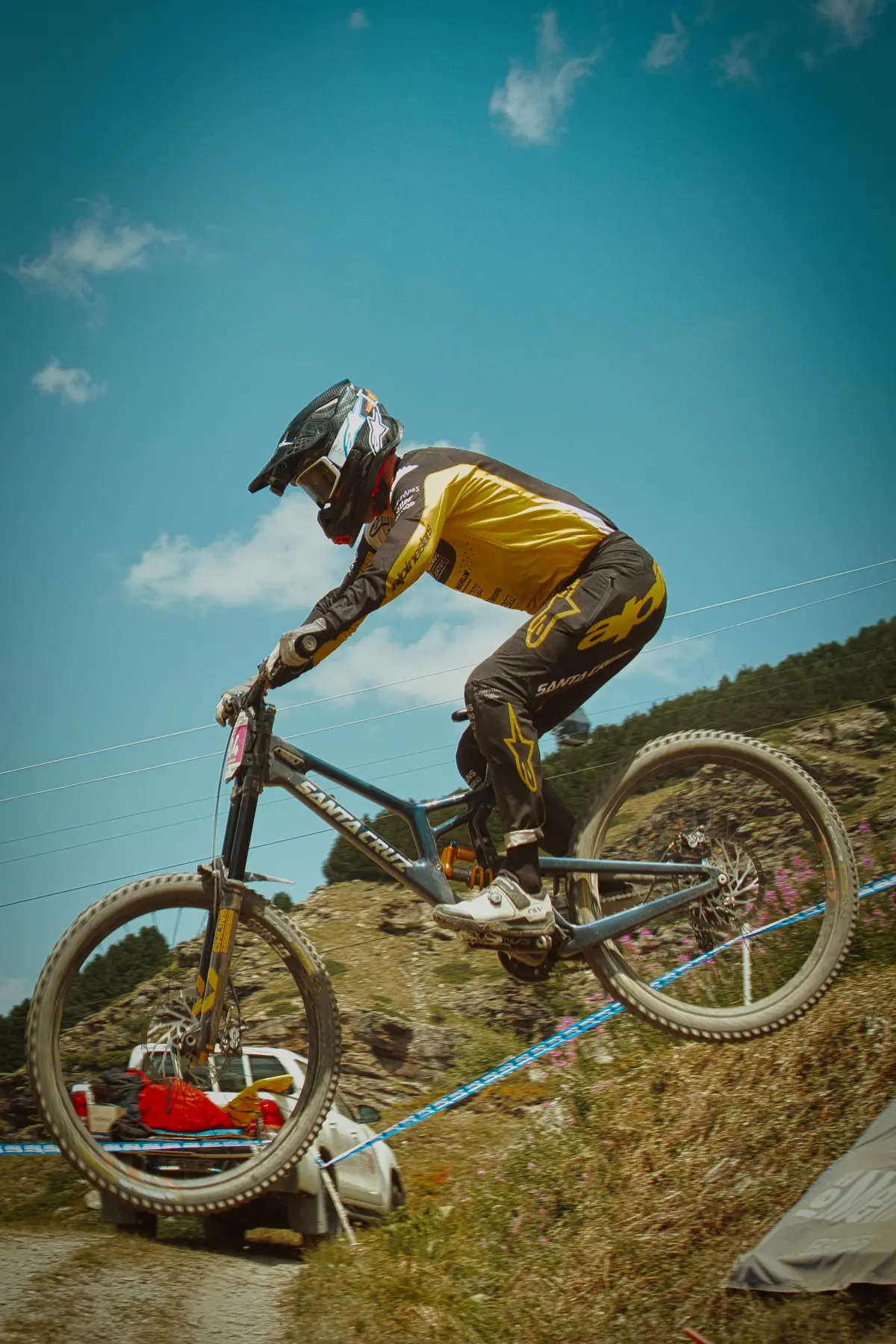 Rider de VTT de descente en action sous un ciel bleu