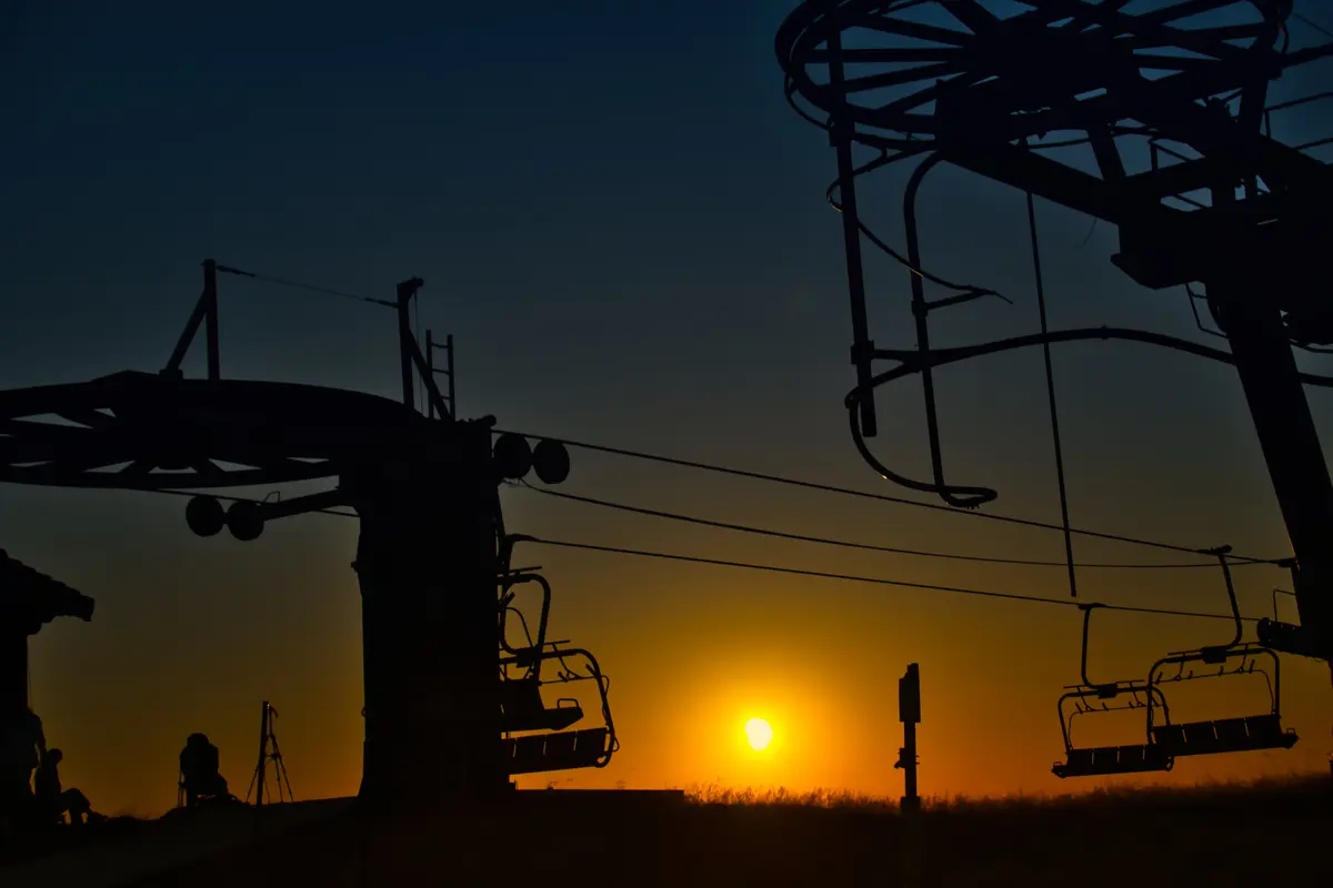 Ligne de télésiège au coucher du soleil sur les crêtes vosgiennes