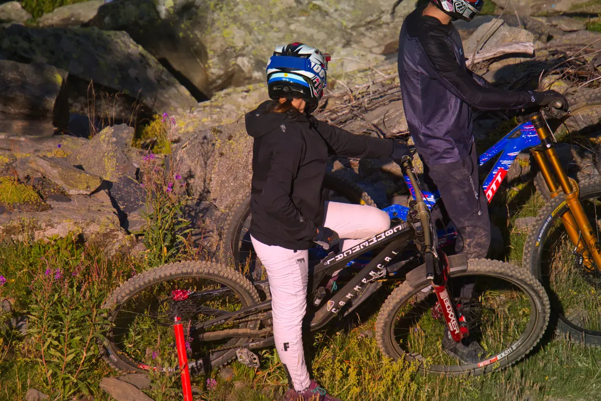 Deux vététistes à l’arrêt sur un sentier